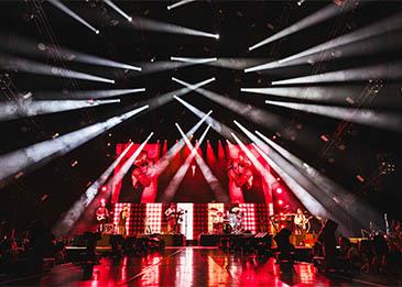 نهاية عام استثنائية… "مارون 5" تشعل ليلة رأس السنة من قلب أتلانتس النخلة